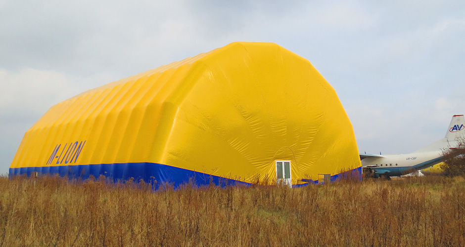 Inflatable aircraft hangar